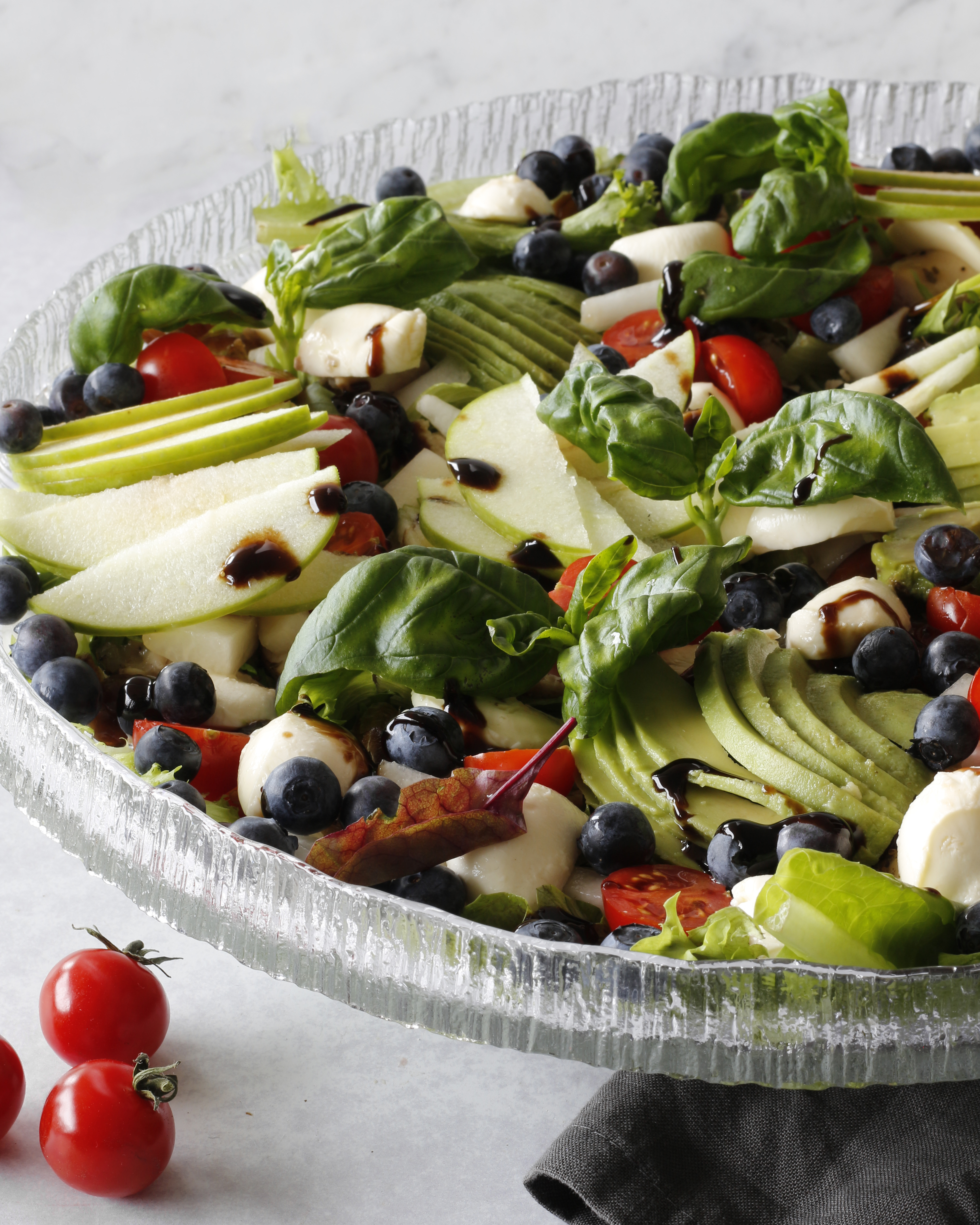 Djúsí kjúklingafille salat með fersku basil, mosarella, tómötum og balsamik gljáa
