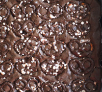 Brownie með piparmyntu kringlum og saltri karamellu
