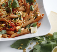 basil, tómat og mosarella pasta