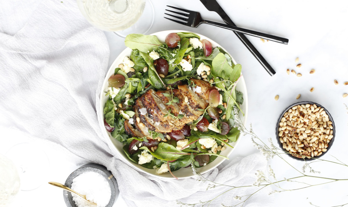 Salat með grilluðum kjúkling, furuhnetum, vínberjum og fetaost kubbi