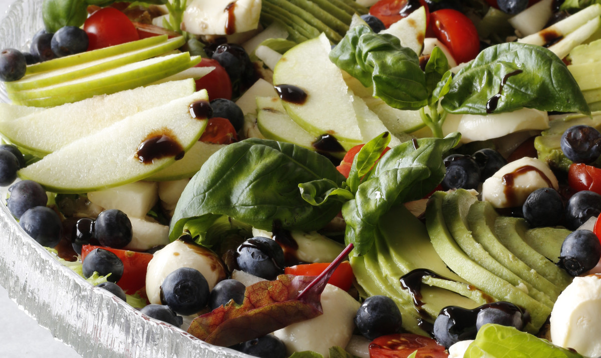 Djúsí kjúklingafille salat með fersku basil, mosarella, tómötum og balsamik gljáa