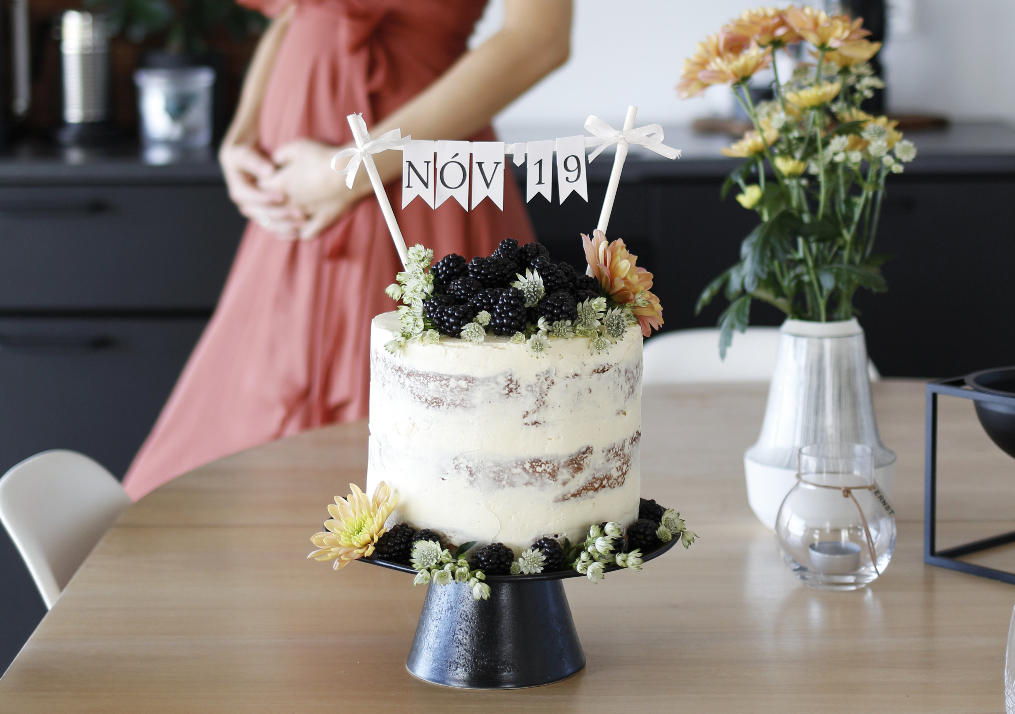 Bir joja bir yigitni silkitadi va u uning kokragiga tushadi Bir joja bir yigitni silkitadi va u uning kokragiga tushadi