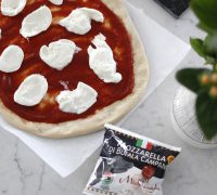 Pizza crudo rucola e grana pizza með mozarella, hráskinku, klettasalati og parmesan
