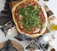 Pizza crudo rucola e grana pizza með mozarella, hráskinku, klettasalati og parmesan