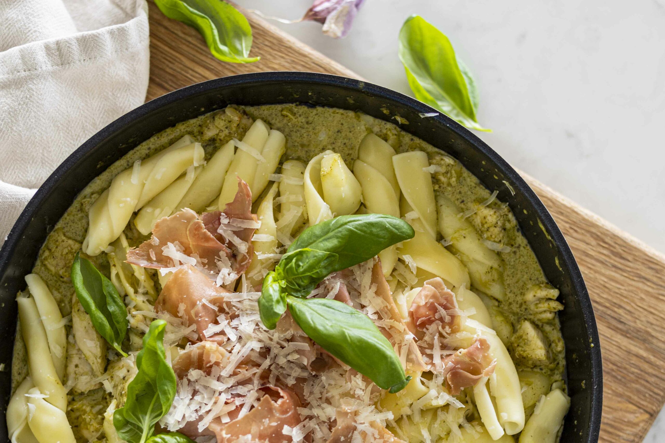 Einfalt basil pestó pasta með kjúkling og serrano skinku Linda Ben