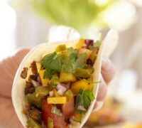 oumph vegan taco veisla með mangó salsa og jalapenó lime sósu