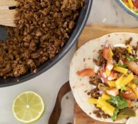 oumph vegan taco veisla með mangó salsa og jalapenó lime sósu