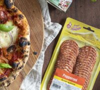 Heimabökuð pepperónípizza með ferskum mozzarella og basil