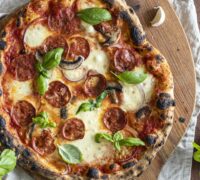 Heimabökuð pepperónípizza með ferskum mozzarella og basil