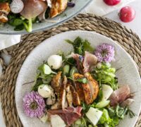 Sumarlegt kjúklingasalat með mozzarella, hráskinku og gulri melónu