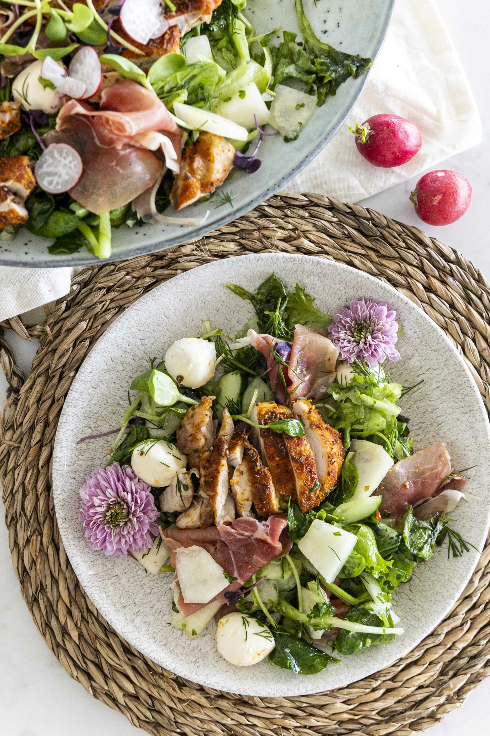 Sumarlegt kjúklingasalat með mozzarella, hráskinku og gulri melónu