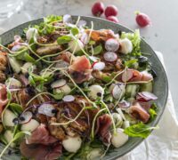 Sumarlegt kjúklingasalat með mozzarella, hráskinku og gulri melónu