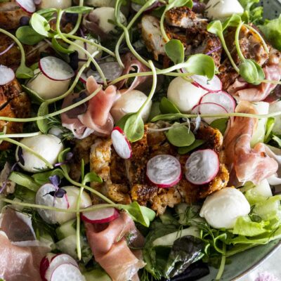 Sumarlegt kjúklingasalat með mozzarella, hráskinku og gulri melónu