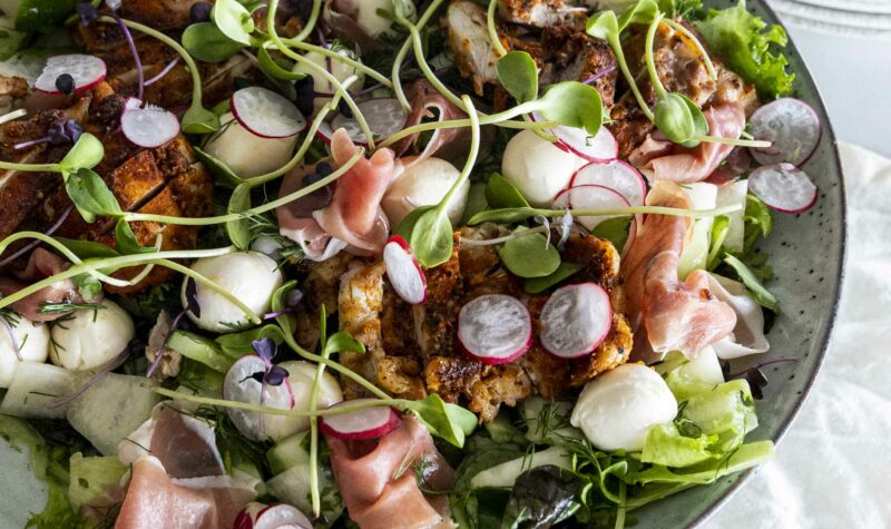 Sumarlegt kjúklingasalat með mozzarella, hráskinku og gulri melónu