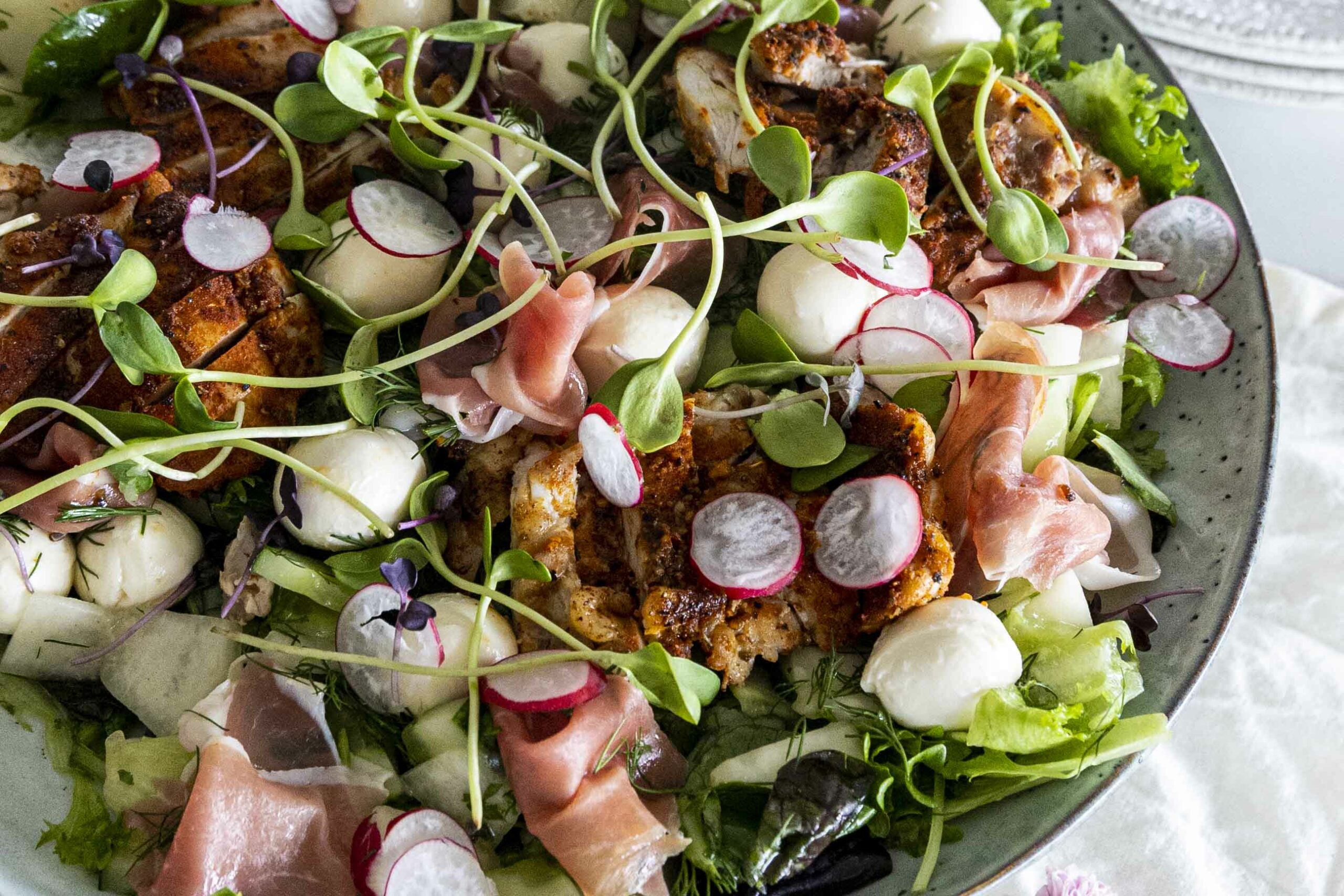 Sumarlegt kjúklingasalat með mozzarella, hráskinku og gulri melónu