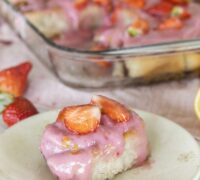 Mjúkir kanilsnúðar með berjakremi (mjólkur og eggjalausir)