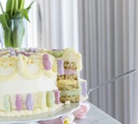 Krúttleg trítla kaka með hvítsúkkulaði smjörkremi