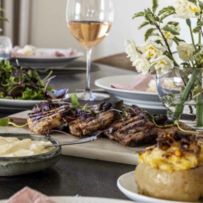 Grillaðar grísakótilettur í gráðosta og beikon marineringu með beikon fylltum grillkarttöflum
