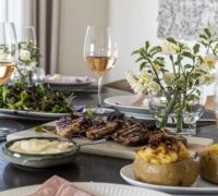 Grillaðar grísakótilettur í gráðosta og beikon marineringu með beikon fylltum grillkarttöflum
