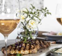 Grillaðar grísakótilettur í gráðosta og beikon marineringu með beikon fylltum grillkarttöflum