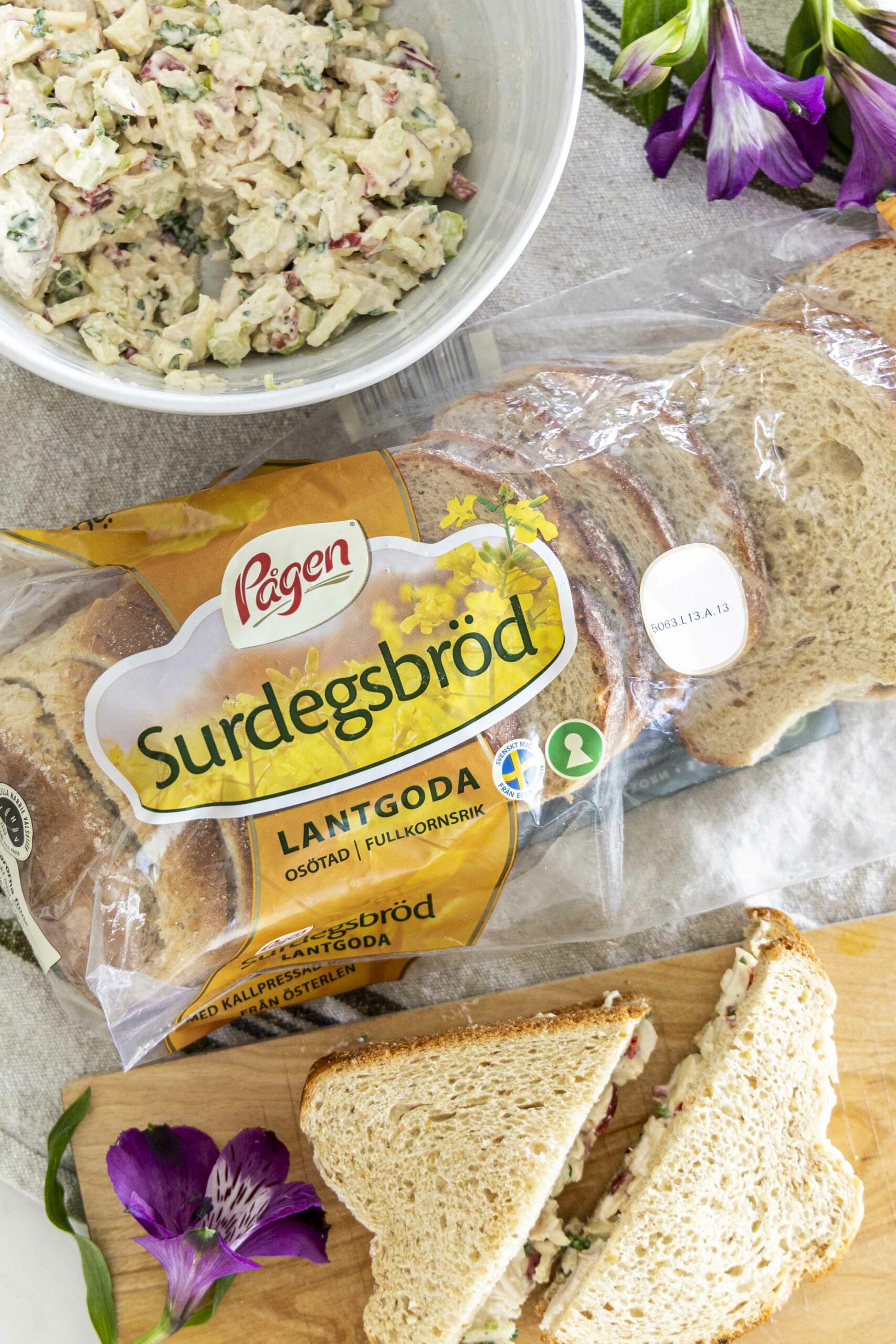kjúklingasalat á súrdeigs samlokubrauð 