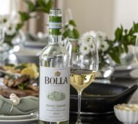 grillaðar grísahnakkasneiðar, tómatar með burrata og basil, bakaður aspas