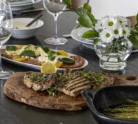 grillaðar grísahnakkasneiðar, tómatar með burrata og basil, bakaður aspas