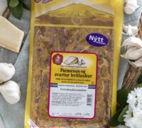 grillaðar grísahnakkasneiðar, tómatar með burrata og basil, bakaður aspas