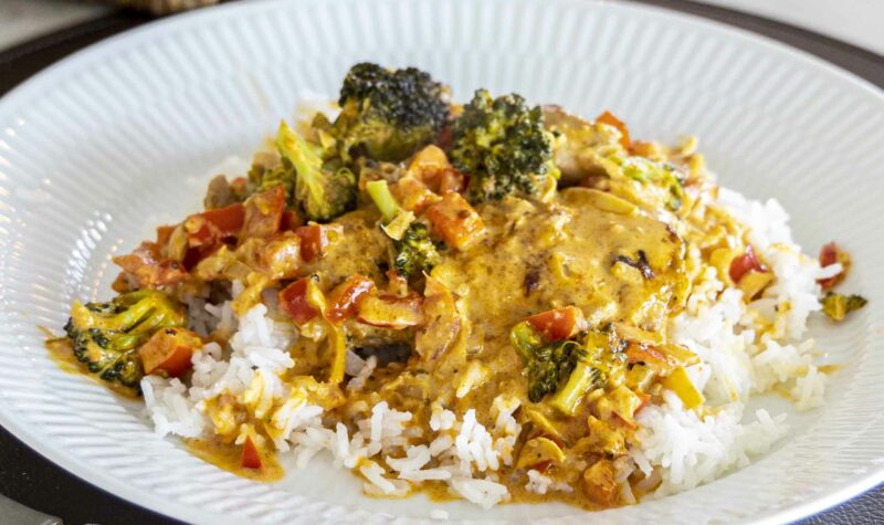 rjómalagaður kjúklingaréttur og hrísgrjón