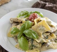 mömmupastað - kjúklinga ravioli í hvítlauks rjómasósu með babyleaf