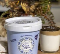 Próteinrík grískt jógúrt skál með hnetusmjörs og súkkulaðitoppi