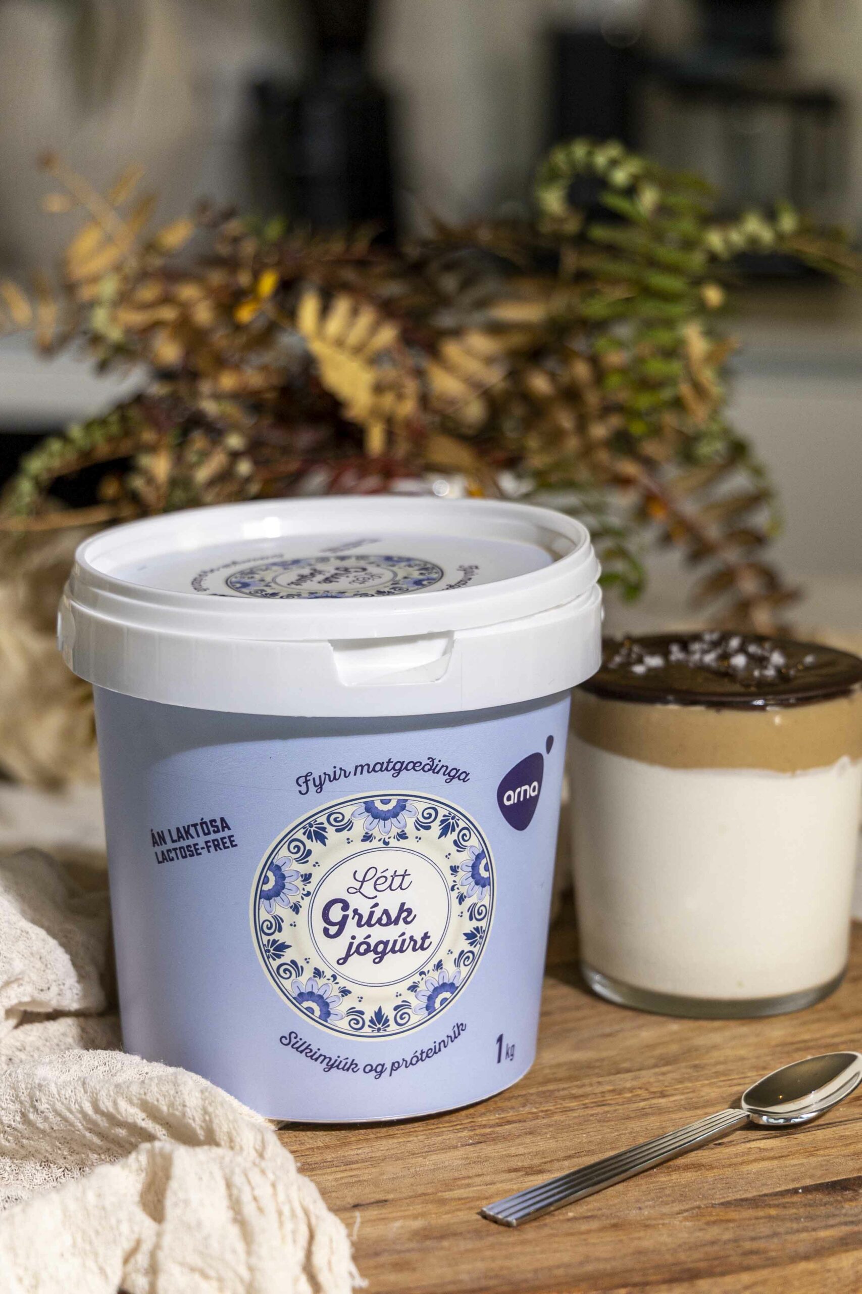 Próteinrík grískt jógúrt skál með hnetusmjörs og súkkulaðitoppi