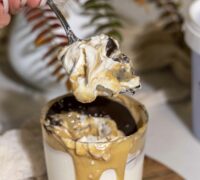 Próteinrík grískt jógúrt skál með hnetusmjörs og súkkulaðitoppi