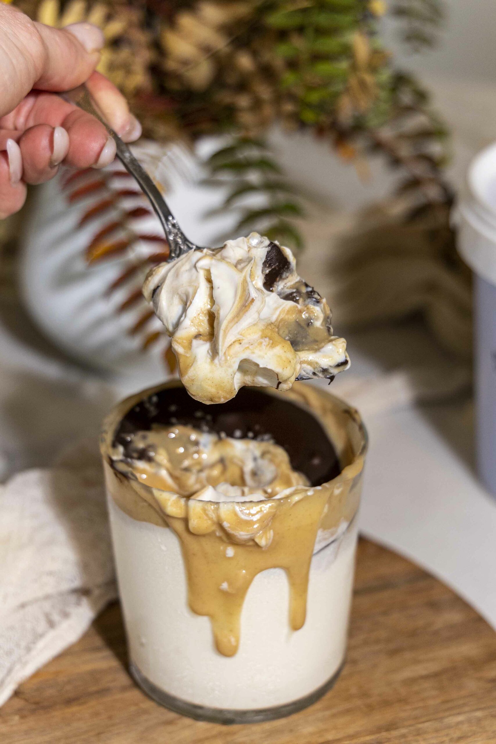 Próteinrík grískt jógúrt skál með hnetusmjörs og súkkulaðitoppi