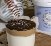 Próteinrík grískt jógúrt skál með hnetusmjörs og súkkulaðitoppi