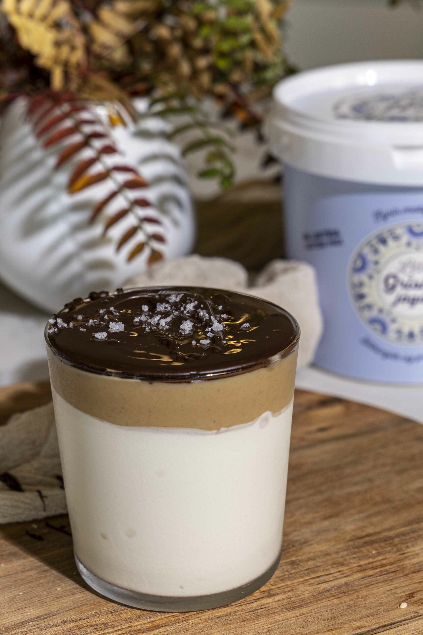 Próteinrík grískt jógúrt skál með hnetusmjörs og súkkulaðitoppi