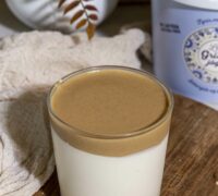 Próteinrík grískt jógúrt skál með hnetusmjörs og súkkulaðitoppi