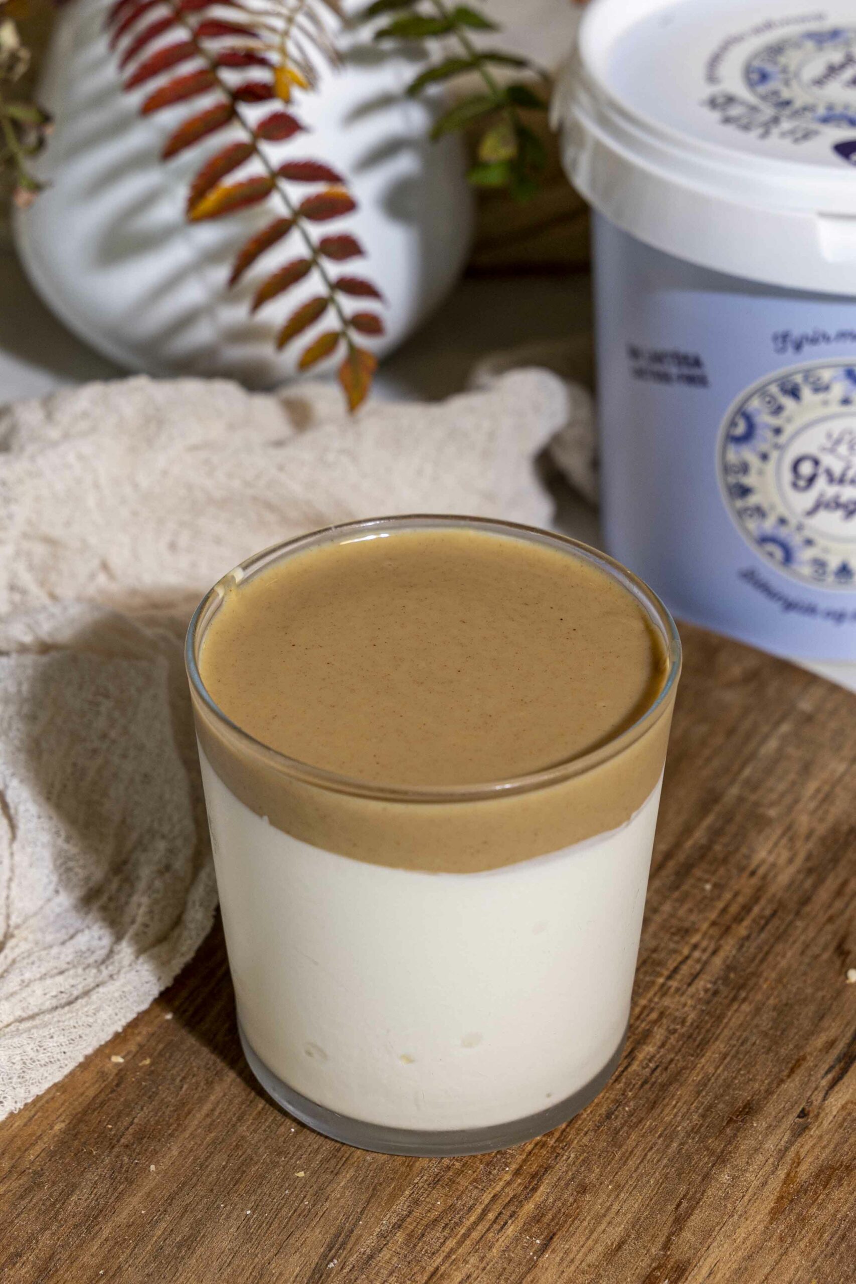 Próteinrík grískt jógúrt skál með hnetusmjörs og súkkulaðitoppi