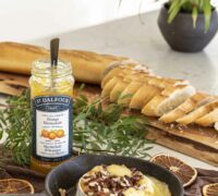 Bakaður camembert í marmelaði með stökkum pekan hnetum