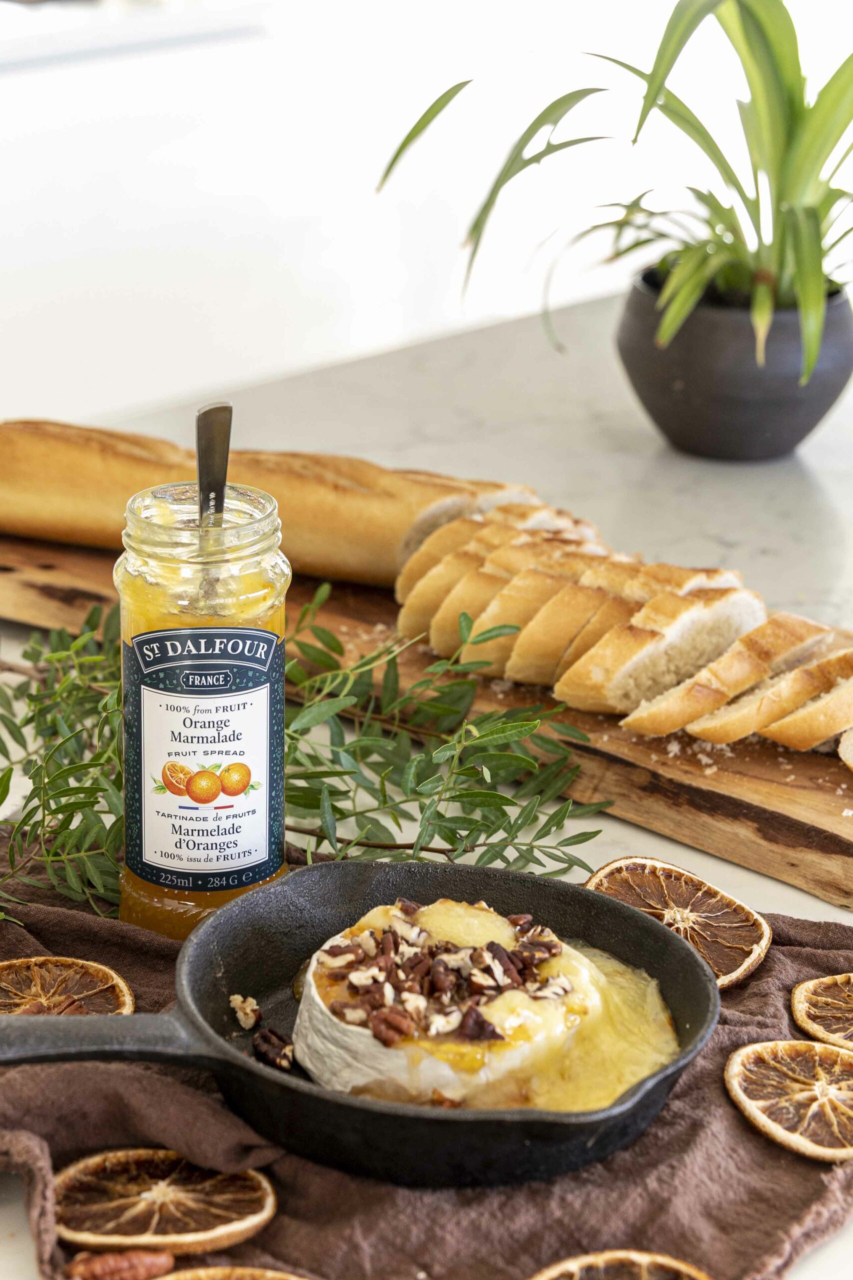 Bakaður camembert í marmelaði með stökkum pekan hnetum