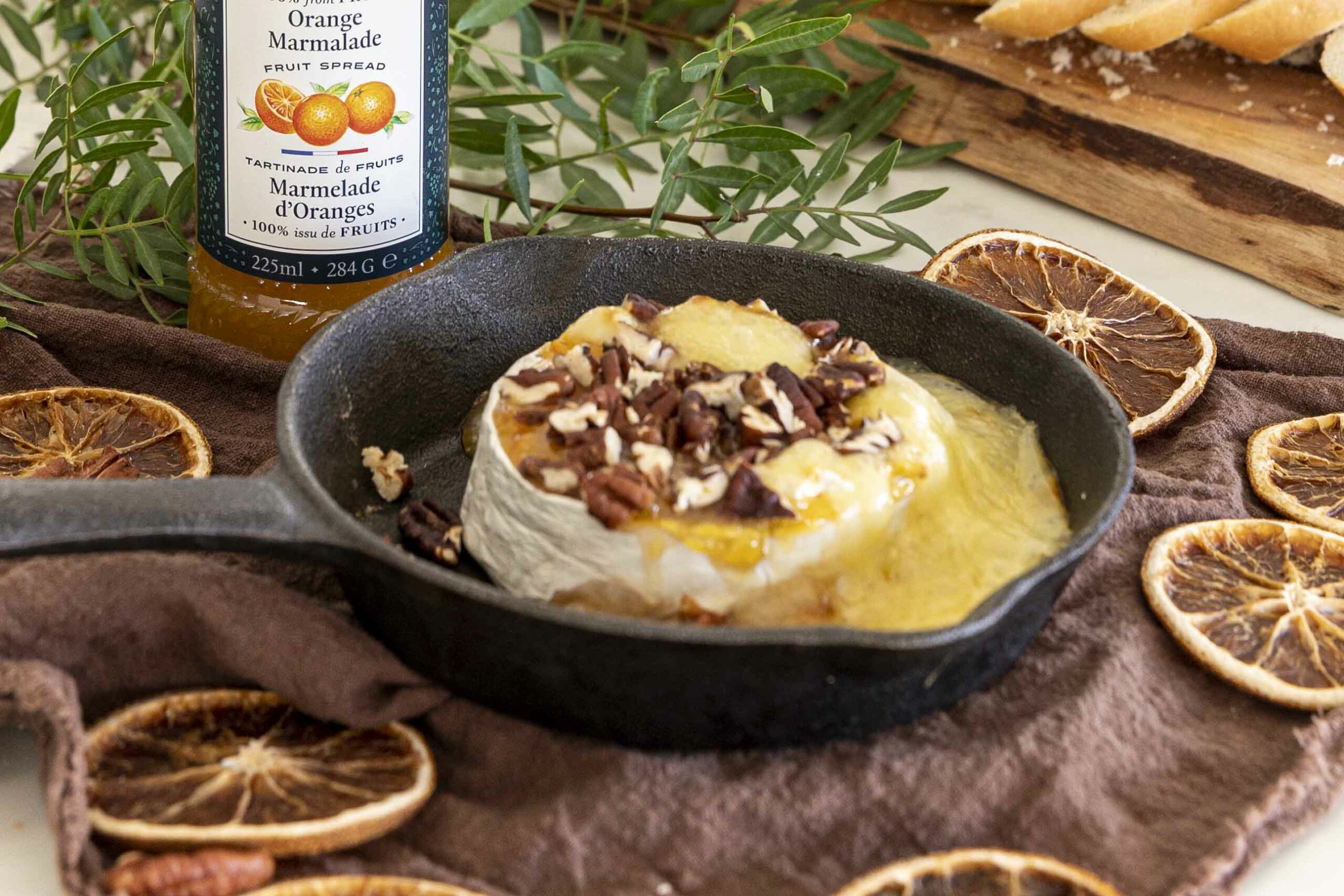 Bakaður camembert í marmelaði með stökkum pekan hnetum