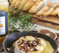 Bakaður camembert í marmelaði með stökkum pekan hnetum