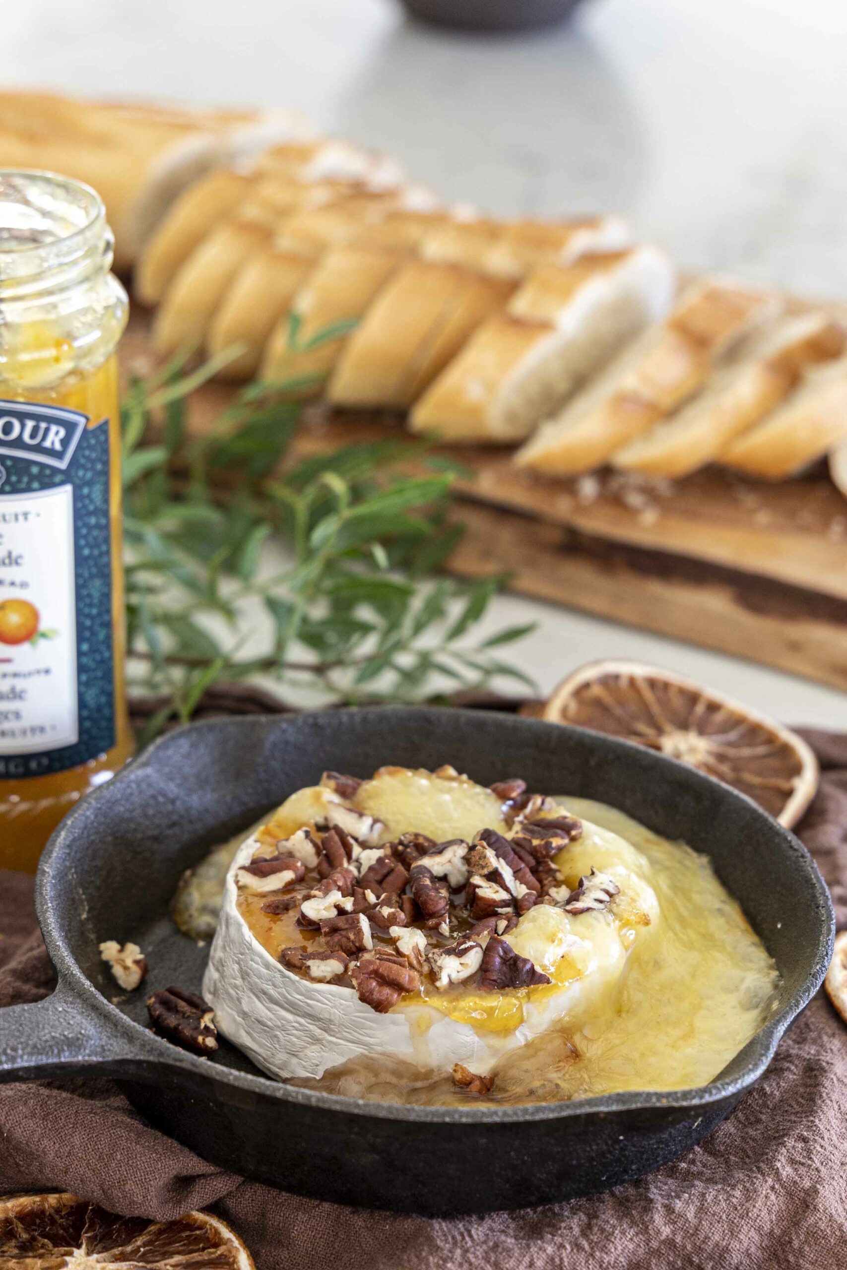 Bakaður camembert í marmelaði með stökkum pekan hnetum