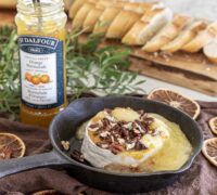 Bakaður camembert í marmelaði með stökkum pekan hnetum