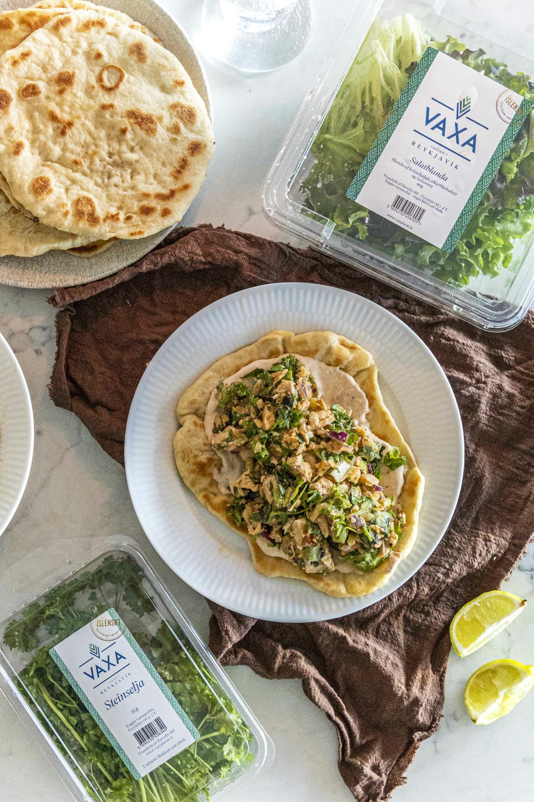 Djúsí kjúklingasalat í naan brauði