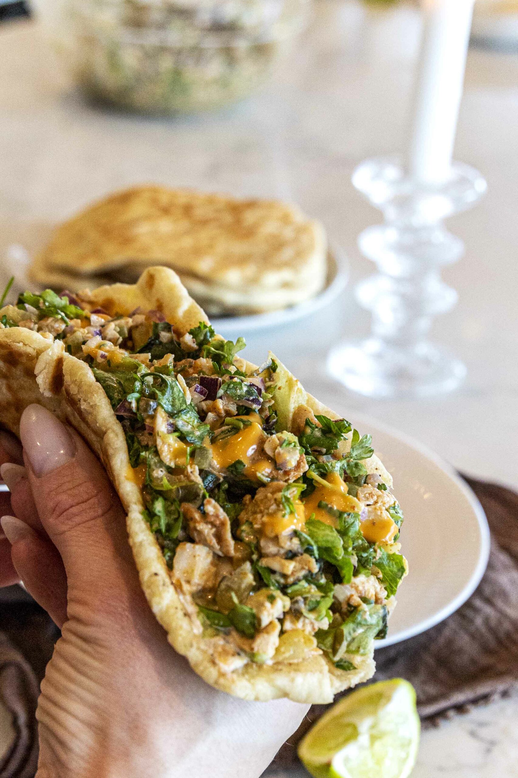 Djúsí kjúklingasalat í naan brauði