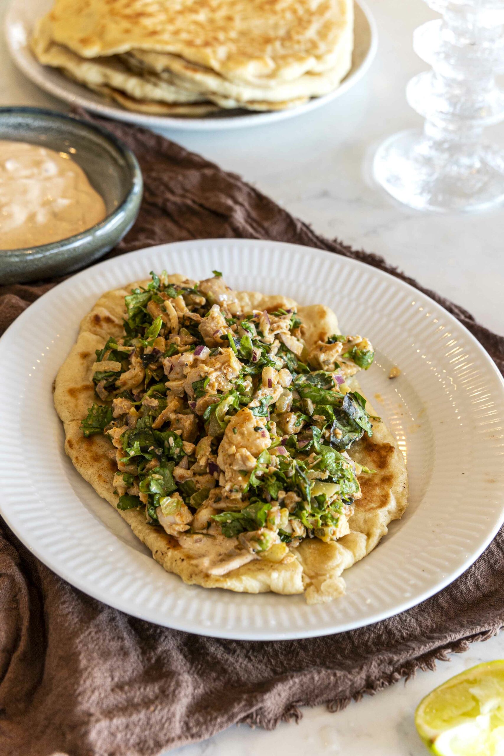 Djúsí kjúklingasalat í naan brauði