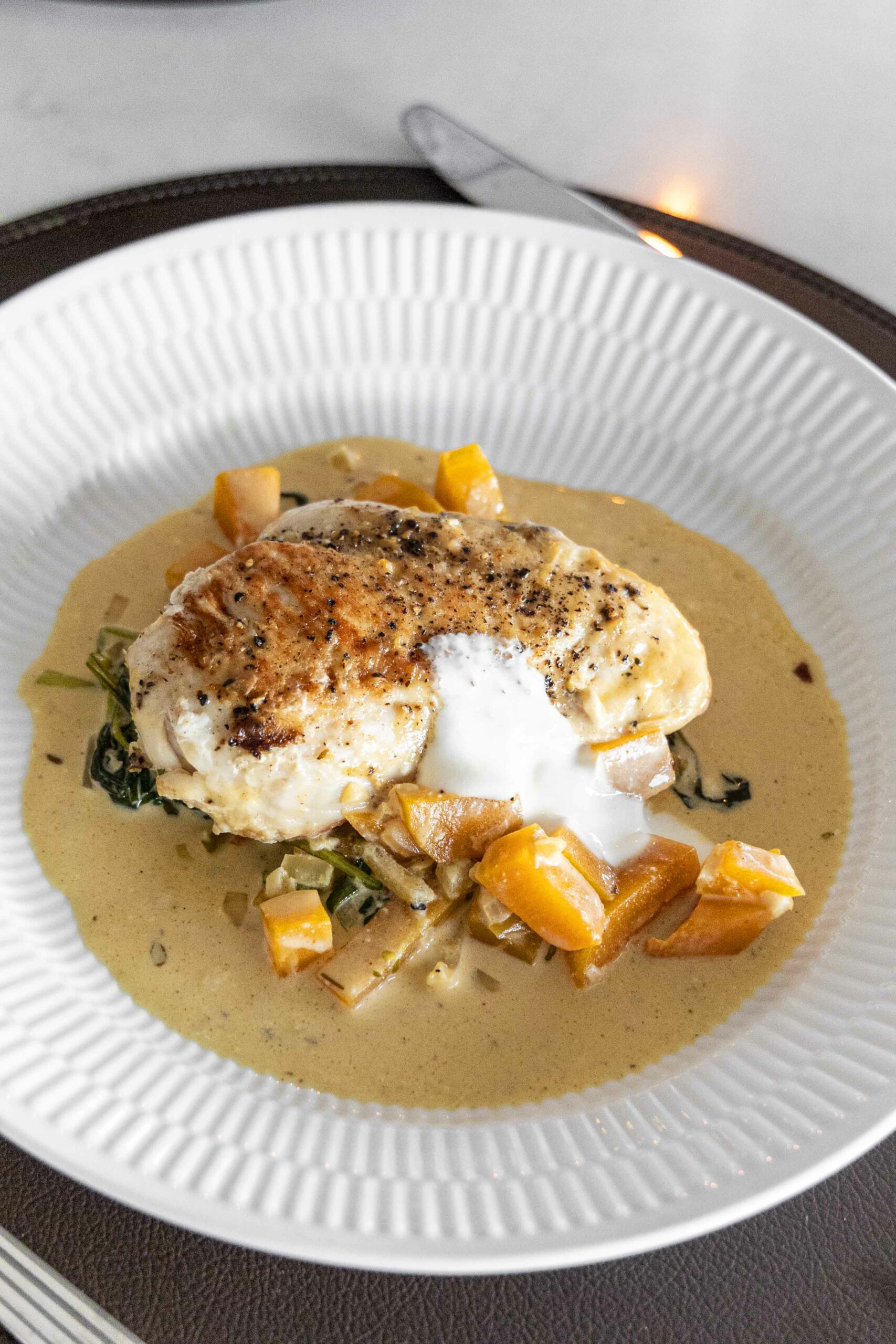 safaríkar kjúklingarbringur með sýrðum rjóma eldaðar í eini pönnu í bragðmikilli rjómasósu með meðlætinu