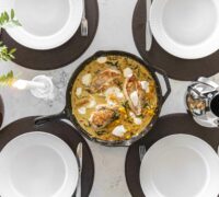 safaríkar kjúklingarbringur með sýrðum rjóma eldaðar í eini pönnu í bragðmikilli rjómasósu með meðlætinu