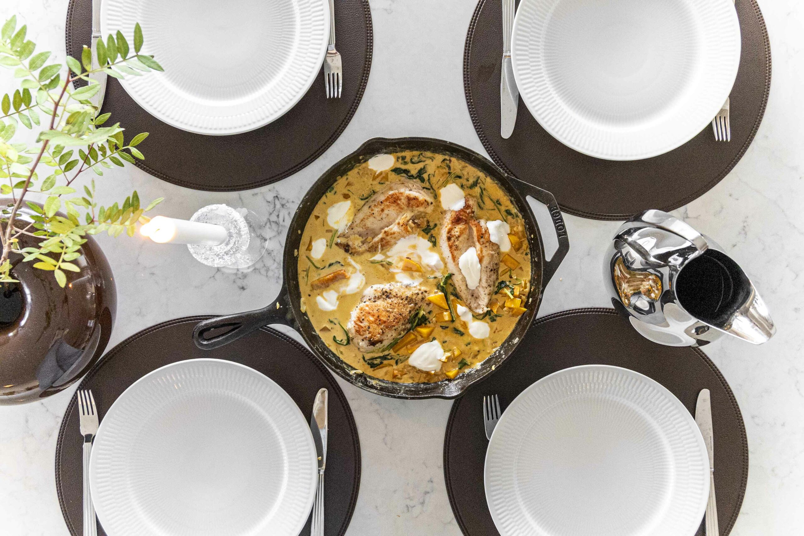 safaríkar kjúklingarbringur með sýrðum rjóma eldaðar í eini pönnu í bragðmikilli rjómasósu með meðlætinu